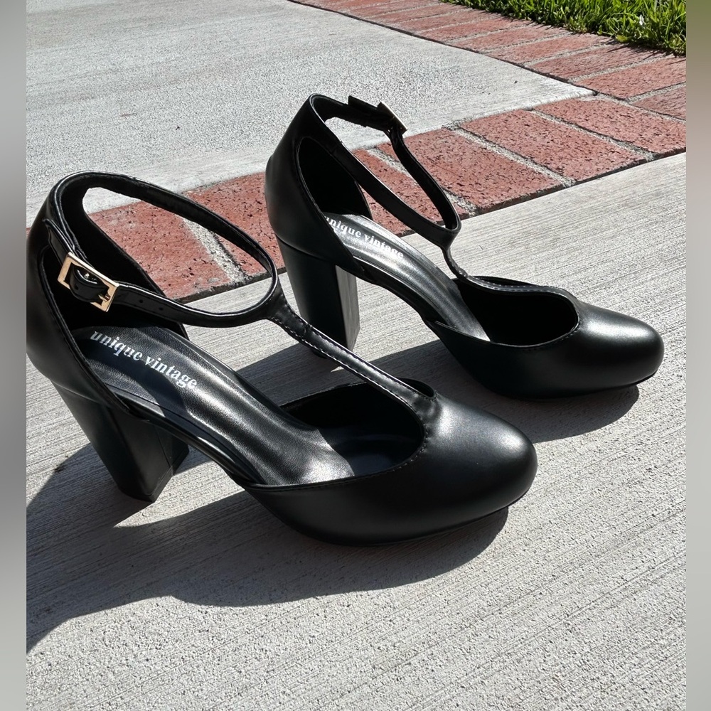 Unique Vintage Black Leatherette T-Strap Astaire Pumps - Size 7